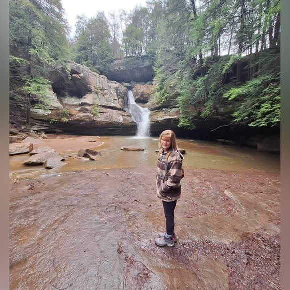 Meet your Posher, Lisa - Picture 2 of 2